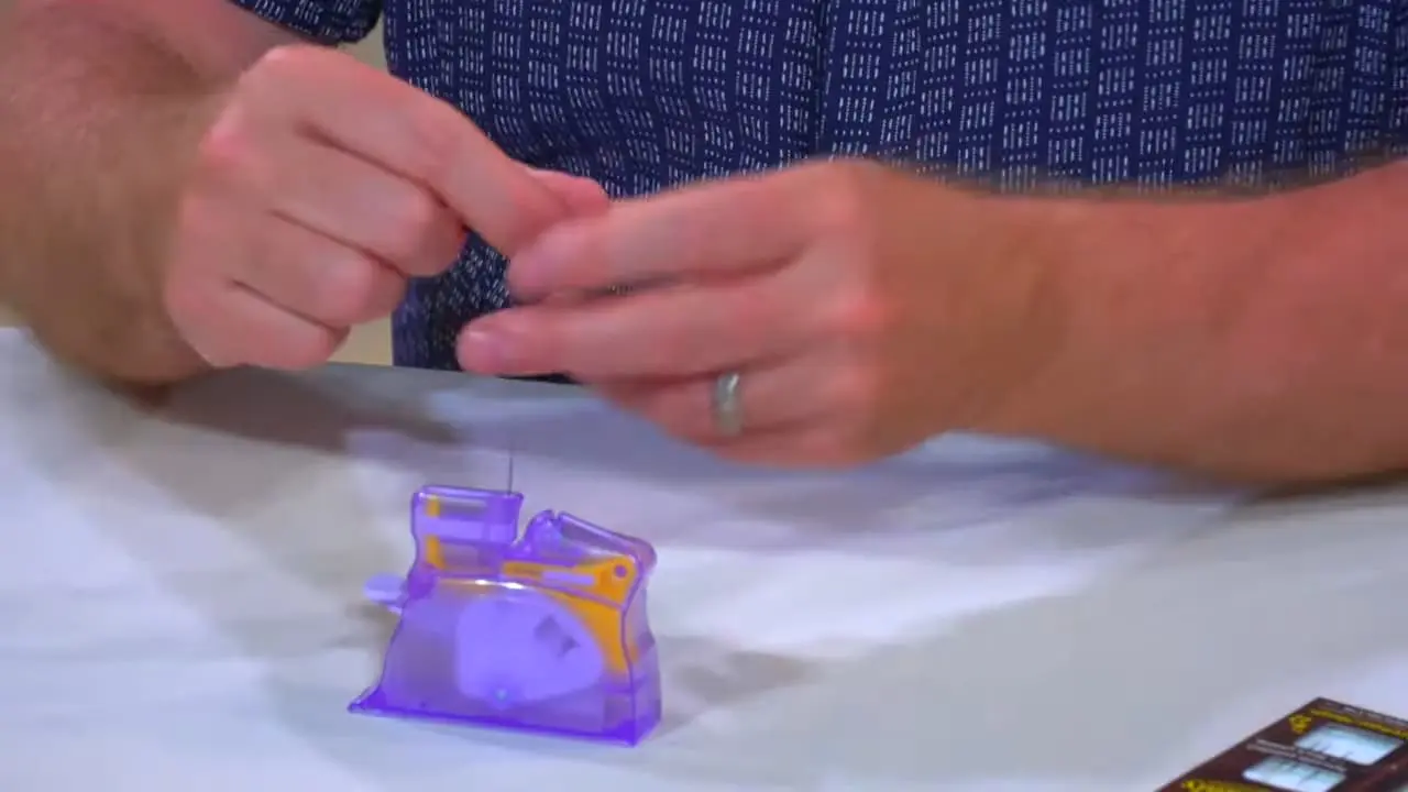 Enhebrador de agujas de mesa (Púrpura)